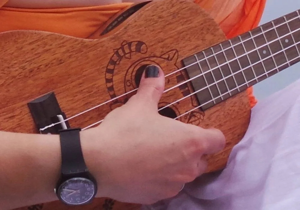 Jak szarpać struny na ukulele i tworzyć wyjątkowe brzmienia